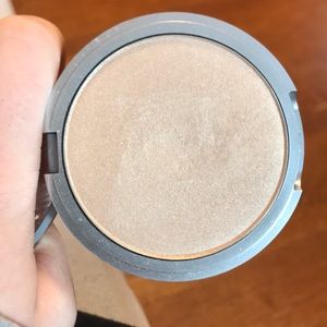 mary-lou manizer by The Balm cosmetics